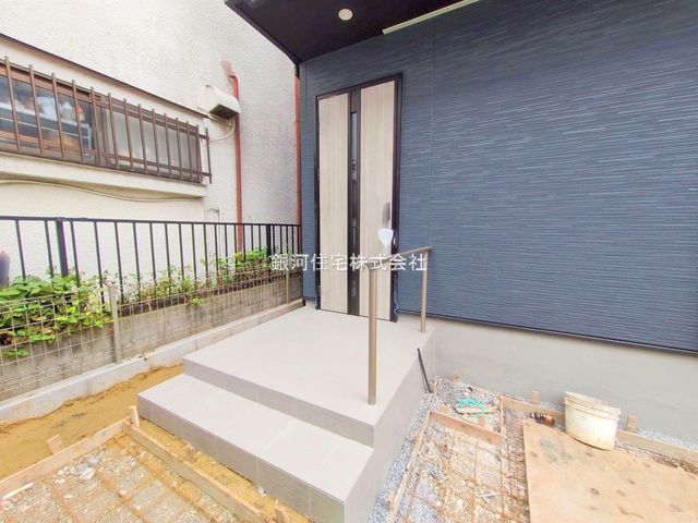 G00384259 千葉県市川市大洲３丁目 新築一戸建て 5099万円 土地面積94.69m² (約28.64坪) 建物面積94.19m² (約28.49坪) 間取り３ＬＤＫ 築年月2025年10月(築１年以内)【外観7】