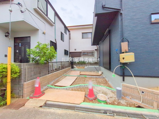 G00384259 千葉県市川市大洲３丁目 新築一戸建て 5099万円 土地面積94.69m² (約28.64坪) 建物面積94.19m² (約28.49坪) 間取り３ＬＤＫ 築年月2025年10月(築１年以内)【外観12】