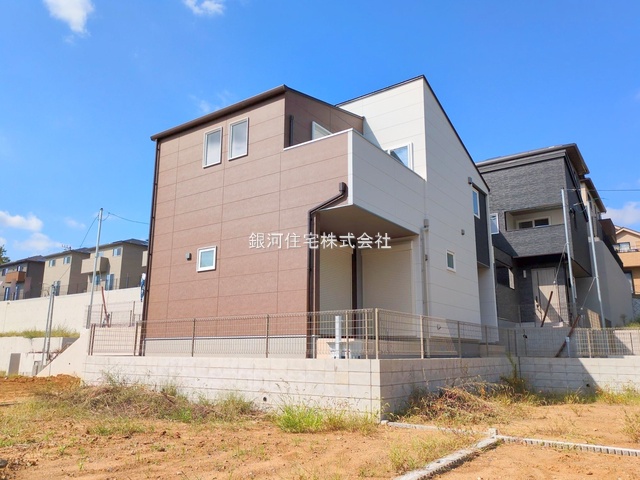 G00384392 千葉県市川市柏井町１丁目 新築一戸建て 4498万円 土地面積140.45m² (約42.48坪) 建物面積107.65m² (約32.56坪) 間取り２ＳＬＤＫ 築年月2025年09月(築１年以内)【外観2】
