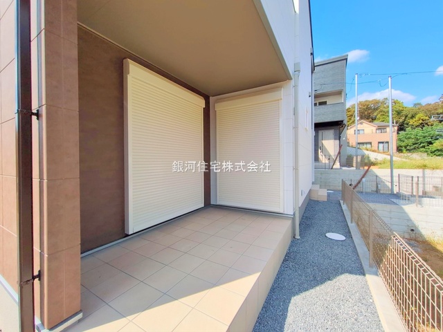 G00384392 千葉県市川市柏井町１丁目 新築一戸建て 4498万円 土地面積140.45m² (約42.48坪) 建物面積107.65m² (約32.56坪) 間取り２ＳＬＤＫ 築年月2025年09月(築１年以内)【外観4】