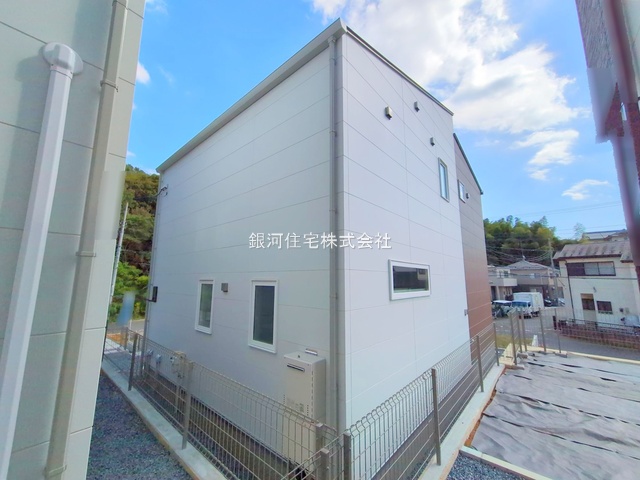 G00384392 千葉県市川市柏井町１丁目 新築一戸建て 4498万円 土地面積140.45m² (約42.48坪) 建物面積107.65m² (約32.56坪) 間取り２ＳＬＤＫ 築年月2025年09月(築１年以内)【外観7】