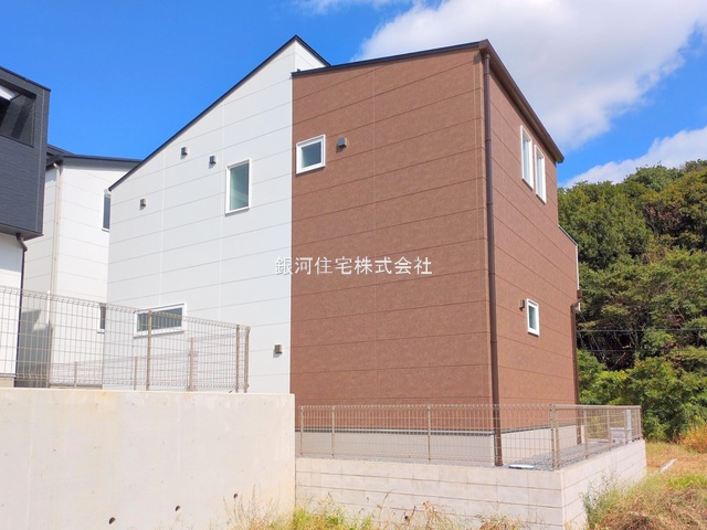 G00384392 千葉県市川市柏井町１丁目 新築一戸建て 4498万円 土地面積140.45m² (約42.48坪) 建物面積107.65m² (約32.56坪) 間取り２ＳＬＤＫ 築年月2025年09月(築１年以内)【外観8】