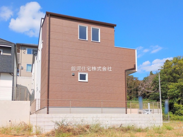 G00384392 千葉県市川市柏井町１丁目 新築一戸建て 4498万円 土地面積140.45m² (約42.48坪) 建物面積107.65m² (約32.56坪) 間取り２ＳＬＤＫ 築年月2025年09月(築１年以内)【外観9】