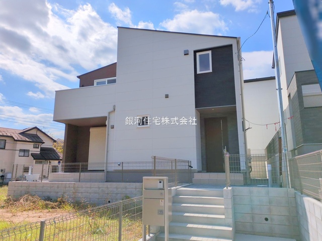 G00384392 千葉県市川市柏井町１丁目 新築一戸建て 4498万円 土地面積140.45m² (約42.48坪) 建物面積107.65m² (約32.56坪) 間取り２ＳＬＤＫ 築年月2025年09月(築１年以内)【外観10】