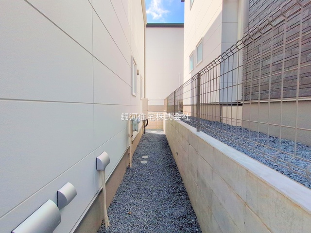 G00384392 千葉県市川市柏井町１丁目 新築一戸建て 4498万円 土地面積140.45m² (約42.48坪) 建物面積107.65m² (約32.56坪) 間取り２ＳＬＤＫ 築年月2025年09月(築１年以内)【外観12】