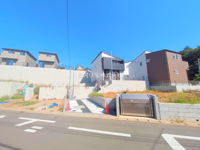 G00384393 千葉県市川市柏井町１丁目 新築一戸建て 5498万円 土地面積182.10m² (約55.08坪) 建物面積113.44m² (約34.31坪) 間取り２ＬＤＫ 築年月2025年09月(築１年以内)【外観2】