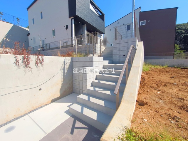 G00384393 千葉県市川市柏井町１丁目 新築一戸建て 5498万円 土地面積182.10m² (約55.08坪) 建物面積113.44m² (約34.31坪) 間取り２ＬＤＫ 築年月2025年09月(築１年以内)【外観4】