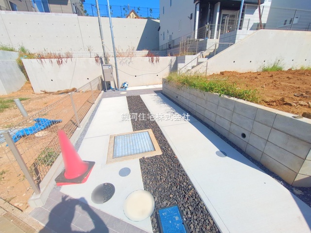 G00384393 千葉県市川市柏井町１丁目 新築一戸建て 5498万円 土地面積182.10m² (約55.08坪) 建物面積113.44m² (約34.31坪) 間取り２ＬＤＫ 築年月2025年09月(築１年以内)【外観7】