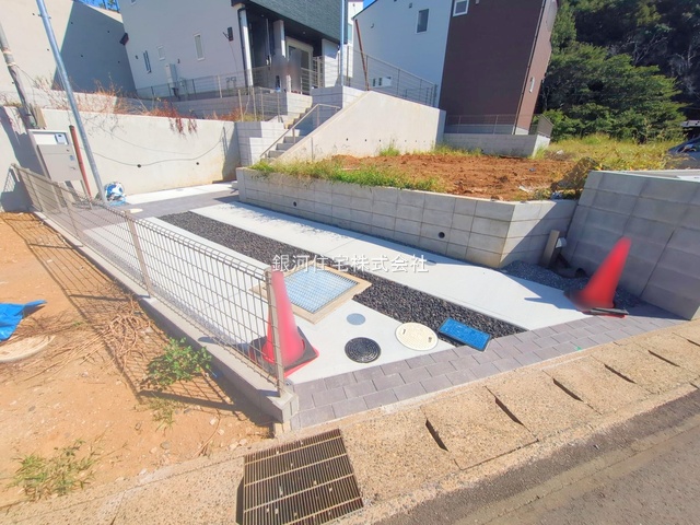 G00384393 千葉県市川市柏井町１丁目 新築一戸建て 5498万円 土地面積182.10m² (約55.08坪) 建物面積113.44m² (約34.31坪) 間取り２ＬＤＫ 築年月2025年09月(築１年以内)【外観9】