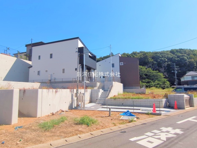 G00384393 千葉県市川市柏井町１丁目 新築一戸建て 5498万円 土地面積182.10m² (約55.08坪) 建物面積113.44m² (約34.31坪) 間取り２ＬＤＫ 築年月2025年09月(築１年以内)【外観12】