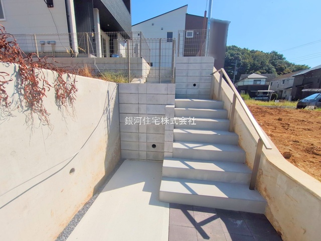 G00384393 千葉県市川市柏井町１丁目 新築一戸建て 5498万円 土地面積182.10m² (約55.08坪) 建物面積113.44m² (約34.31坪) 間取り２ＬＤＫ 築年月2025年09月(築１年以内)【外観18】