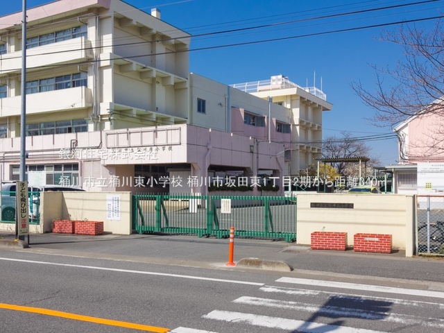 G00384531 埼玉県桶川市坂田東１丁目 新築一戸建て 3998万円 土地面積198.27m² (約59.97坪) 建物面積100.61m² (約30.43坪) 間取り４ＬＤＫ 築年月2026年01月【周辺環境】桶川市立桶川東小学校