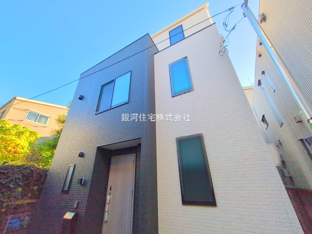 G00384573 東京都足立区梅島１丁目 新築一戸建て 3680万円 土地面積37.17m² (約11.24坪) 建物面積59.32m² (約17.94坪) 間取り３ＬＤＫ 築年月2025年12月【外観2】