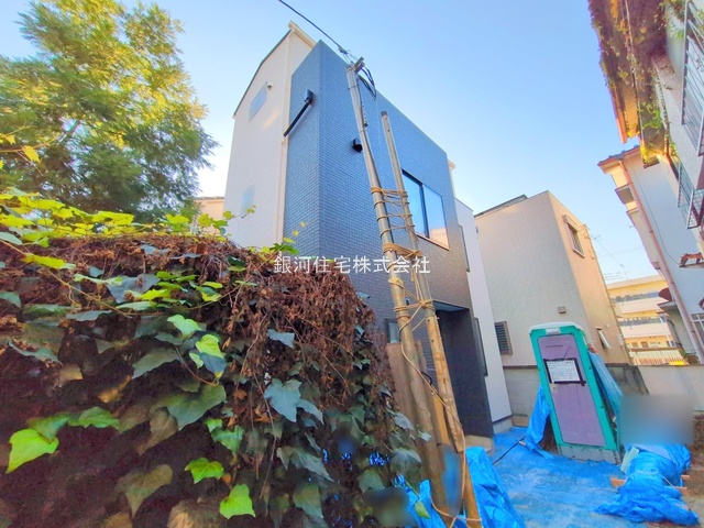 G00384573 東京都足立区梅島１丁目 新築一戸建て 3680万円 土地面積37.17m² (約11.24坪) 建物面積59.32m² (約17.94坪) 間取り３ＬＤＫ 築年月2025年12月【外観5】