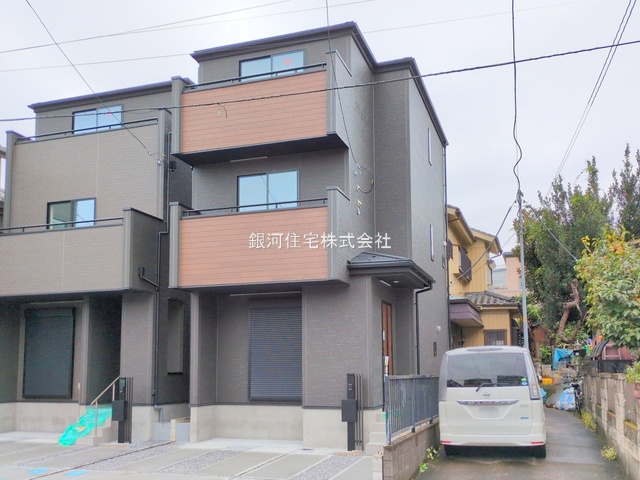 G00385102 埼玉県川口市領家３丁目 新築一戸建て 3899万円 土地面積81.70m² (約24.71坪) 建物面積108.09m² (約32.69坪) 間取り３ＬＤＫ 築年月2025年10月(築１年以内)【外観2】