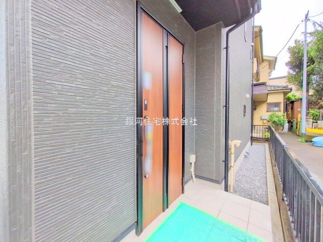 G00385102 埼玉県川口市領家３丁目 新築一戸建て 3899万円 土地面積81.70m² (約24.71坪) 建物面積108.09m² (約32.69坪) 間取り３ＬＤＫ 築年月2025年10月(築１年以内)【外観5】