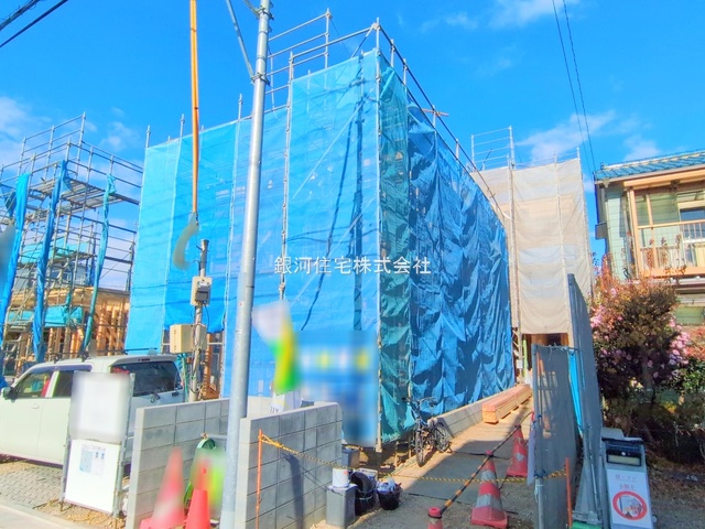 G00385155 埼玉県川口市南鳩ヶ谷７丁目 新築一戸建て 4480万円 土地面積100.05m² (約30.26坪) 建物面積95.58m² (約28.91坪) 間取り３ＳＬＤＫ 築年月2026年02月【外観2】