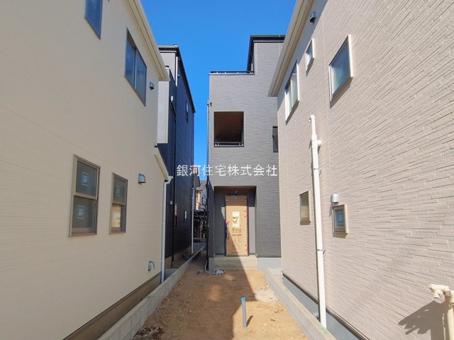 G00385156 埼玉県川口市南鳩ヶ谷７丁目 新築一戸建て 4180万円 土地面積109.36m² (約33.08坪) 建物面積104.88m² (約31.72坪) 間取り３ＳＬＤＫ 築年月2026年02月【外観8】