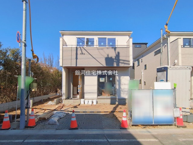 G00385157 埼玉県川口市南鳩ヶ谷７丁目 新築一戸建て 4680万円 土地面積100.04m² (約30.26坪) 建物面積93.15m² (約28.17坪) 間取り４ＬＤＫ 築年月2026年02月【外観2】