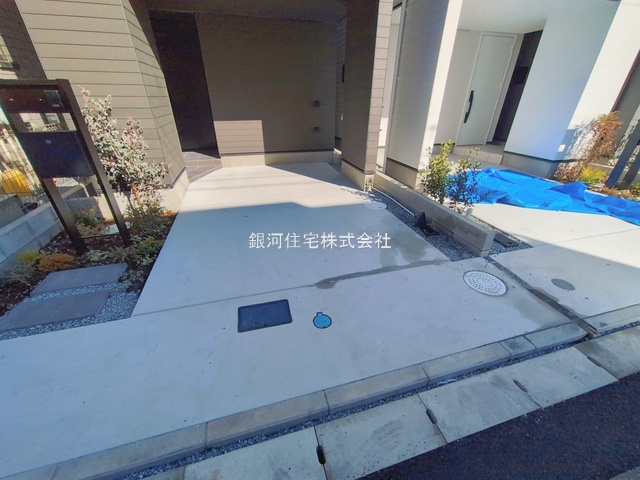 G00385545 千葉県市川市新田２丁目 新築一戸建て 6590万円 土地面積67.36m² (約20.37坪) 建物面積99.87m² (約30.21坪) 築年月2025年12月(築１年以内)【外観6】