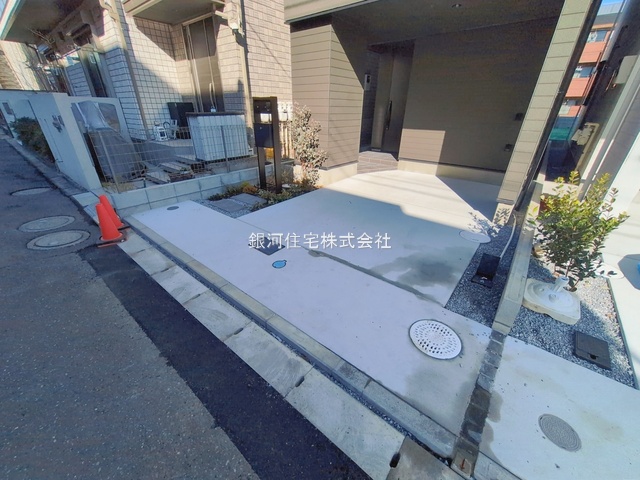 G00385545 千葉県市川市新田２丁目 新築一戸建て 6590万円 土地面積67.36m² (約20.37坪) 建物面積99.87m² (約30.21坪) 築年月2025年12月(築１年以内)【外観10】
