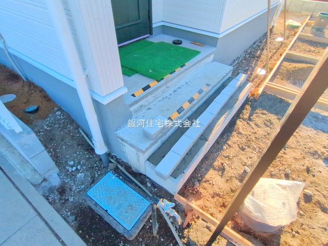 G00385563 埼玉県鴻巣市松原３丁目 新築一戸建て 2790万円 土地面積147.92m² (約44.74坪) 建物面積101.02m² (約30.55坪) 間取り４ＬＤＫ 築年月2025年12月【外観5】