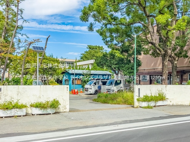 G00385570 埼玉県草加市栄町３丁目 中古マンション 3498万円 専有面積61.05m² (約18.46坪) 間取り２ＳＬＤＫ 所在階4階 築年月1990年07月(築35年)【周辺環境】草加市立栄中学校