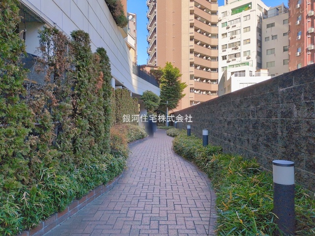 G00385594 東京都新宿区西新宿７丁目 中古マンション 1億2100万円 専有面積55.40m² (約16.75坪) 間取り２ＬＤＫ 所在階21階 築年月2001年12月(築24年)【外観8】