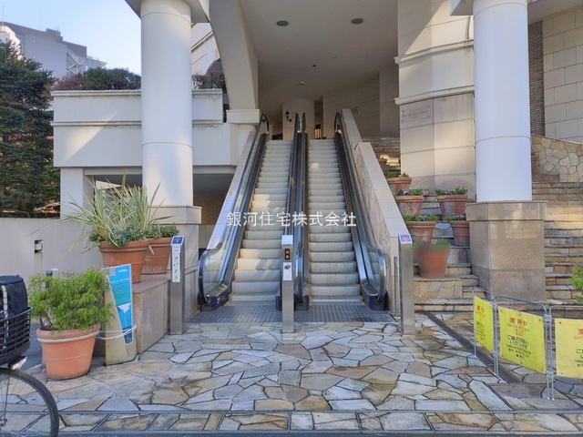 G00385594 東京都新宿区西新宿７丁目 中古マンション 1億2100万円 専有面積55.40m² (約16.75坪) 間取り２ＬＤＫ 所在階21階 築年月2001年12月(築24年)【外観12】