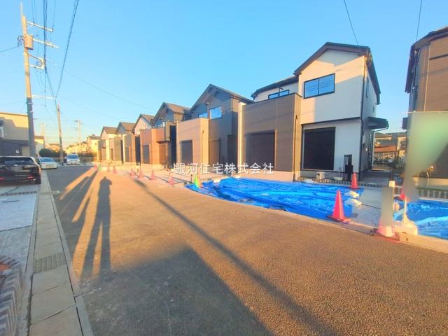 G00385686 千葉県鎌ヶ谷市南初富２丁目 新築一戸建て 3990万円 土地面積124.11m² (約37.54坪) 建物面積99.37m² (約30.05坪) 間取り４ＬＤＫ 築年月2025年10月(築１年以内)【外観3】