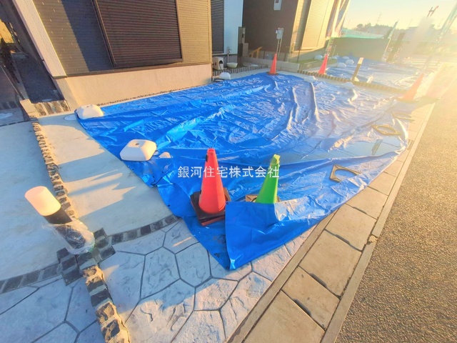 G00385686 千葉県鎌ヶ谷市南初富２丁目 新築一戸建て 3990万円 土地面積124.11m² (約37.54坪) 建物面積99.37m² (約30.05坪) 間取り４ＬＤＫ 築年月2025年10月(築１年以内)【外観6】