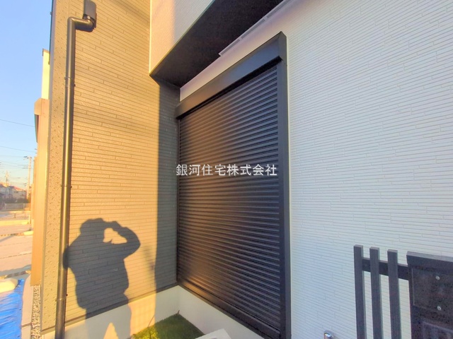 G00385686 千葉県鎌ヶ谷市南初富２丁目 新築一戸建て 3990万円 土地面積124.11m² (約37.54坪) 建物面積99.37m² (約30.05坪) 間取り４ＬＤＫ 築年月2025年10月(築１年以内)【外観12】