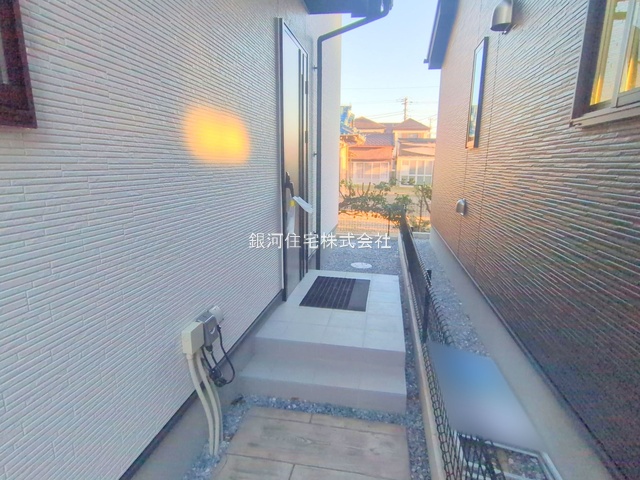 G00385686 千葉県鎌ヶ谷市南初富２丁目 新築一戸建て 3990万円 土地面積124.11m² (約37.54坪) 建物面積99.37m² (約30.05坪) 間取り４ＬＤＫ 築年月2025年10月(築１年以内)【外観14】