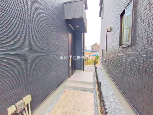 G00385687 千葉県鎌ヶ谷市南初富２丁目 新築一戸建て 3990万円 土地面積120.10m² (約36.33坪) 建物面積100.20m² (約30.31坪) 間取り４ＬＤＫ 築年月2025年11月(築１年以内)【外観7】