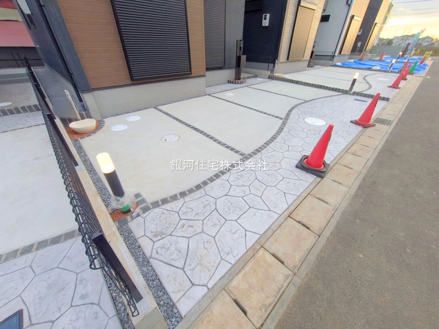 G00385687 千葉県鎌ヶ谷市南初富２丁目 新築一戸建て 3990万円 土地面積120.10m² (約36.33坪) 建物面積100.20m² (約30.31坪) 間取り４ＬＤＫ 築年月2025年11月(築１年以内)【外観14】