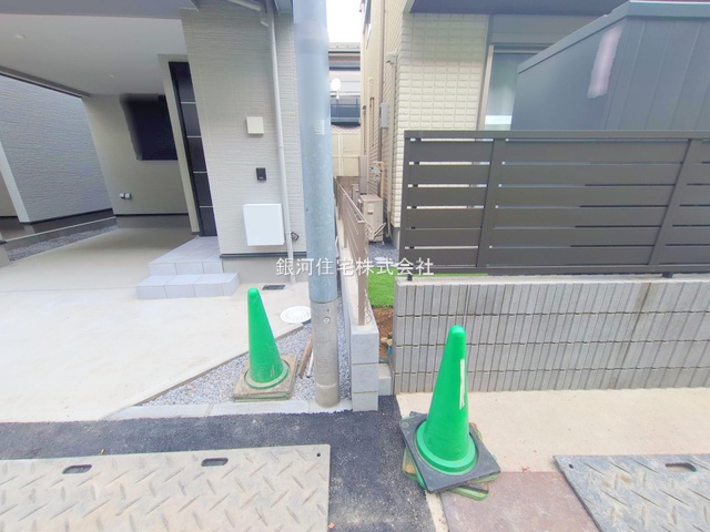 G00385732 千葉県市川市新田５丁目 新築一戸建て 6190万円 土地面積68.57m² (約20.74坪) 建物面積110.56m² (約33.44坪) 間取り４ＬＤＫ 築年月2025年12月(築１年以内)【外観4】