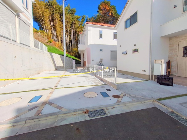 G00385835 東京都町田市野津田町 新築一戸建て 3480万円 土地面積130.38m² (約39.43坪) 建物面積95.58m² (約28.91坪) 間取り３ＬＤＫ 築年月2025年05月(築１年以内)【外観2】