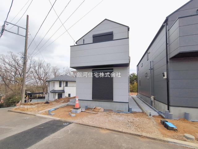 G00385836 神奈川県川崎市麻生区片平３丁目 新築一戸建て 4980万円 土地面積100.03m² (約30.25坪) 建物面積89.42m² (約27.04坪) 間取り３ＬＤＫ 築年月2025年12月(築１年以内)【外観2】