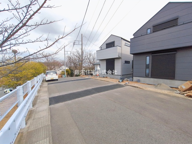 G00385836 神奈川県川崎市麻生区片平３丁目 新築一戸建て 4980万円 土地面積100.03m² (約30.25坪) 建物面積89.42m² (約27.04坪) 間取り３ＬＤＫ 築年月2025年12月(築１年以内)【外観3】