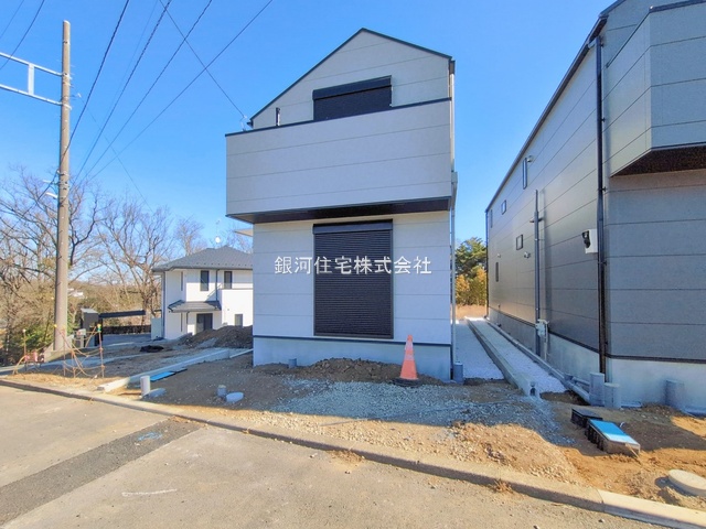 G00385836 神奈川県川崎市麻生区片平３丁目 新築一戸建て 4980万円 土地面積100.03m² (約30.25坪) 建物面積89.42m² (約27.04坪) 間取り３ＬＤＫ 築年月2025年12月(築１年以内)【外観5】