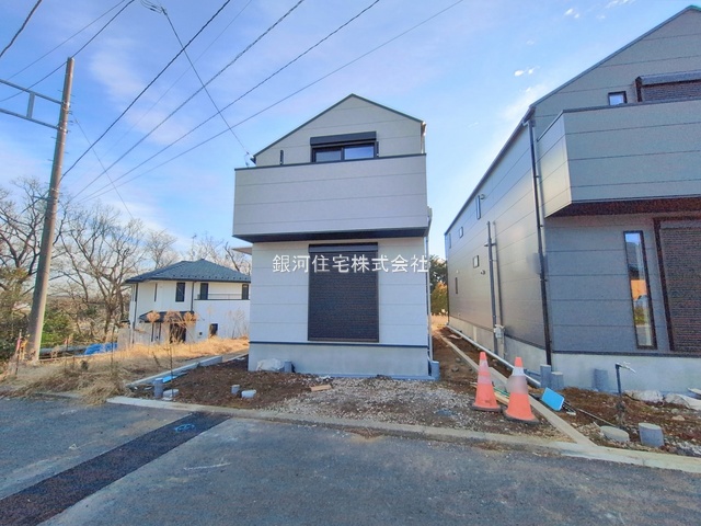 G00385836 神奈川県川崎市麻生区片平３丁目 新築一戸建て 4980万円 土地面積100.03m² (約30.25坪) 建物面積89.42m² (約27.04坪) 間取り３ＬＤＫ 築年月2025年12月(築１年以内)【外観8】