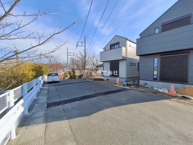 G00385836 神奈川県川崎市麻生区片平３丁目 新築一戸建て 4980万円 土地面積100.03m² (約30.25坪) 建物面積89.42m² (約27.04坪) 間取り３ＬＤＫ 築年月2025年12月(築１年以内)【外観9】