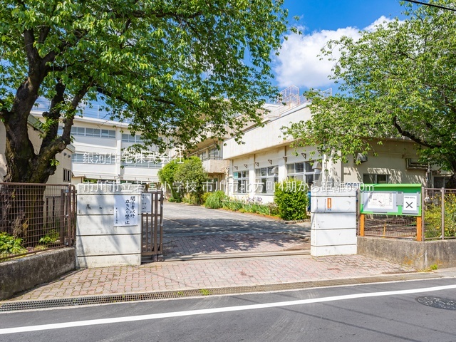 G00385851 千葉県市川市北方町４丁目 新築一戸建て 4999万円 土地面積134.12m² (約40.57坪) 建物面積104.95m² (約31.74坪) 間取り３ＬＤＫ 築年月2025年12月(築１年以内)【周辺環境】市川市立若宮小学校