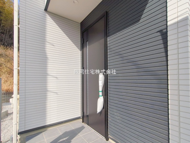 G00385855 東京都八王子市上柚木 新築一戸建て 4890万円 土地面積130.70m² (約39.53坪) 建物面積99.78m² (約30.18坪) 間取り３ＳＬＤＫ 築年月2025年12月(築１年以内)【外観11】