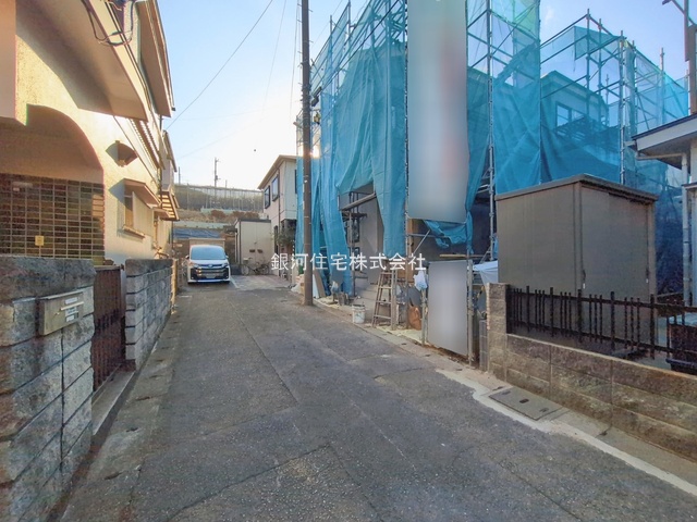 G00385866 神奈川県川崎市宮前区東有馬１丁目 新築一戸建て 5250万円 土地面積97.04m² (約29.35坪) 建物面積77.42m² (約23.41坪) 間取り３ＬＤＫ 築年月2026年05月【外観3】