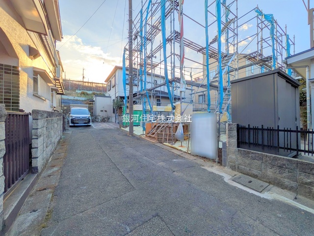 G00385866 神奈川県川崎市宮前区東有馬１丁目 新築一戸建て 5250万円 土地面積97.04m² (約29.35坪) 建物面積77.42m² (約23.41坪) 間取り３ＬＤＫ 築年月2026年05月【外観12】