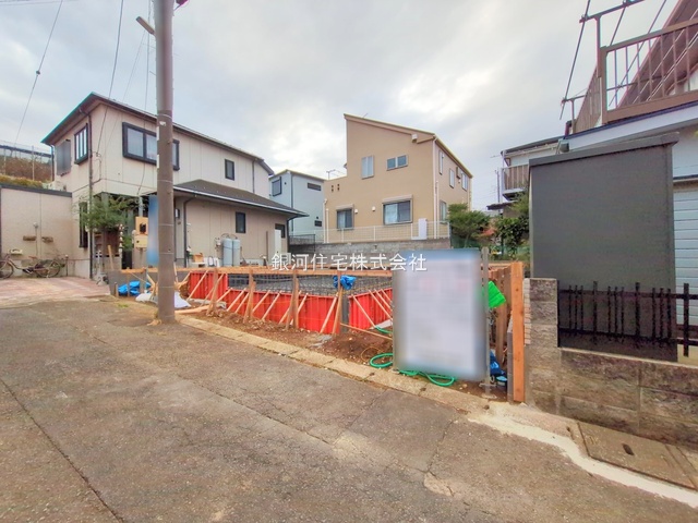 G00385866 神奈川県川崎市宮前区東有馬１丁目 新築一戸建て 5250万円 土地面積97.04m² (約29.35坪) 建物面積77.42m² (約23.41坪) 間取り３ＬＤＫ 築年月2026年05月【外観16】