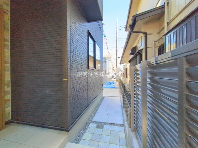 G00385868 埼玉県志木市柏町２丁目 新築一戸建て 4399万円 土地面積106.46m² (約32.20坪) 建物面積95.63m² (約28.92坪) 間取り３ＬＤＫ 築年月2025年12月(築１年以内)【外観16】