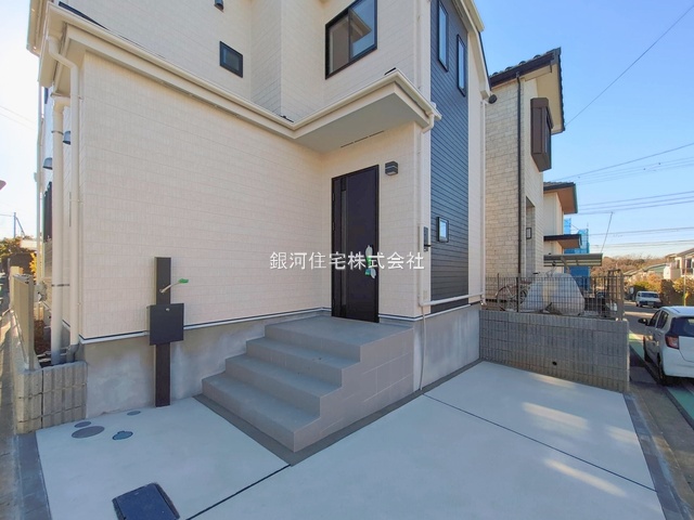 G00386026 神奈川県横浜市戸塚区南舞岡４丁目 新築一戸建て 4790万円 土地面積104.51m² (約31.61坪) 建物面積83.42m² (約25.23坪) 間取り３ＬＤＫ 築年月2025年12月(築１年以内)【外観11】