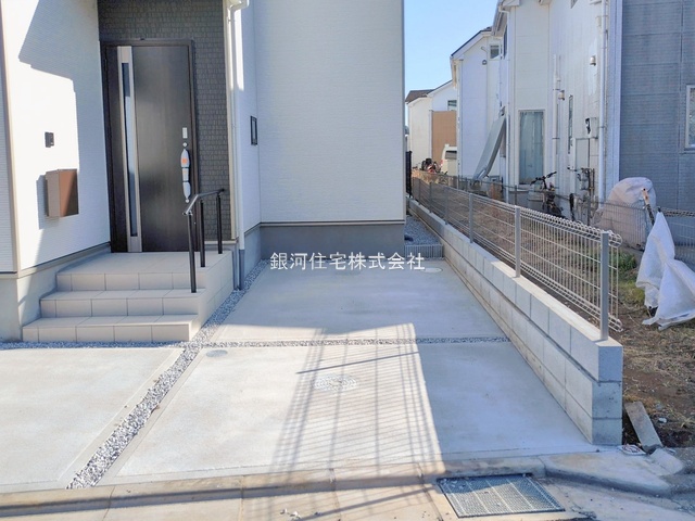 G00386059 埼玉県新座市石神４丁目 新築一戸建て 3990万円 土地面積100.05m² (約30.26坪) 建物面積86.94m² (約26.29坪) 間取り４ＬＤＫ 築年月2026年02月【外観6】